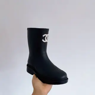 Chanel vintage rain boots▪ Vantage vintage fanatics…real antiques