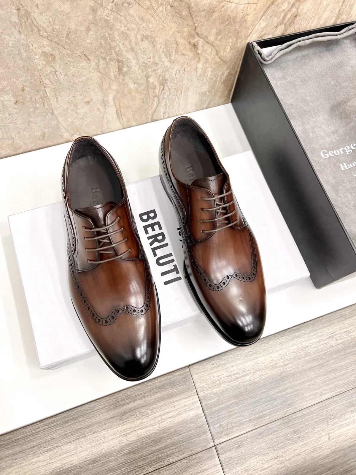 Berluti men’s hand-brushed formal leather shoes are shipped. Selected high-quality imported
