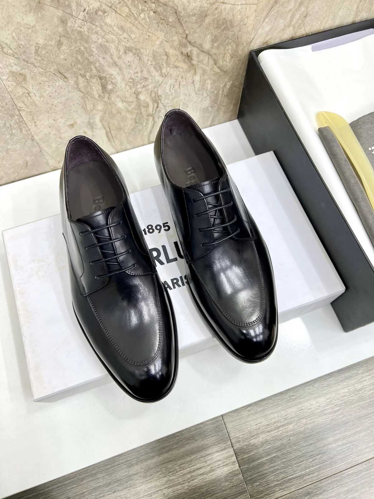 Berluti men’s hand-brushed formal leather shoes are shipped. Selected high-quality imported
