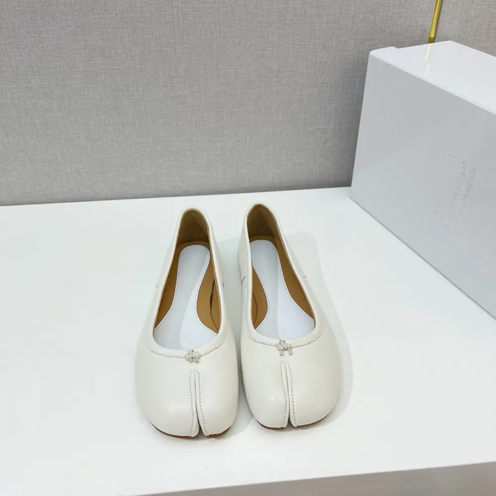 Maison Margiela classic split-toe shoes. Half-support. Comfortable to wear