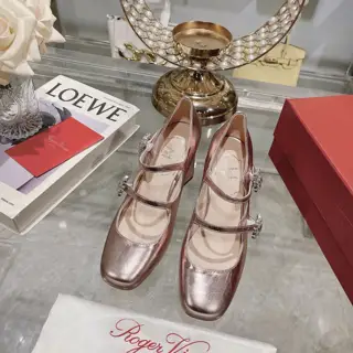 Roger Vivier new high-heeled Mary Jane shoes. The highly anticipated high-heeled Mary Jane