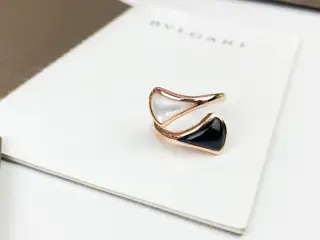 Bvlgari black agate and white mother-of-pearl staggered fan-shaped ring A must-have for