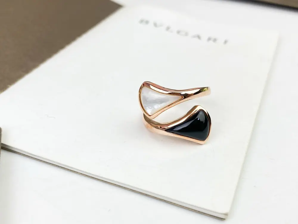 Bvlgari black agate and white mother-of-pearl staggered fan-shaped ring A must-have for
