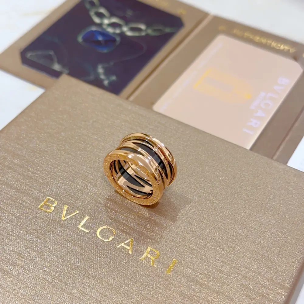 Bvlgari DIVAS’ DREAM enamel series is perfect in appearance and details. The unique color