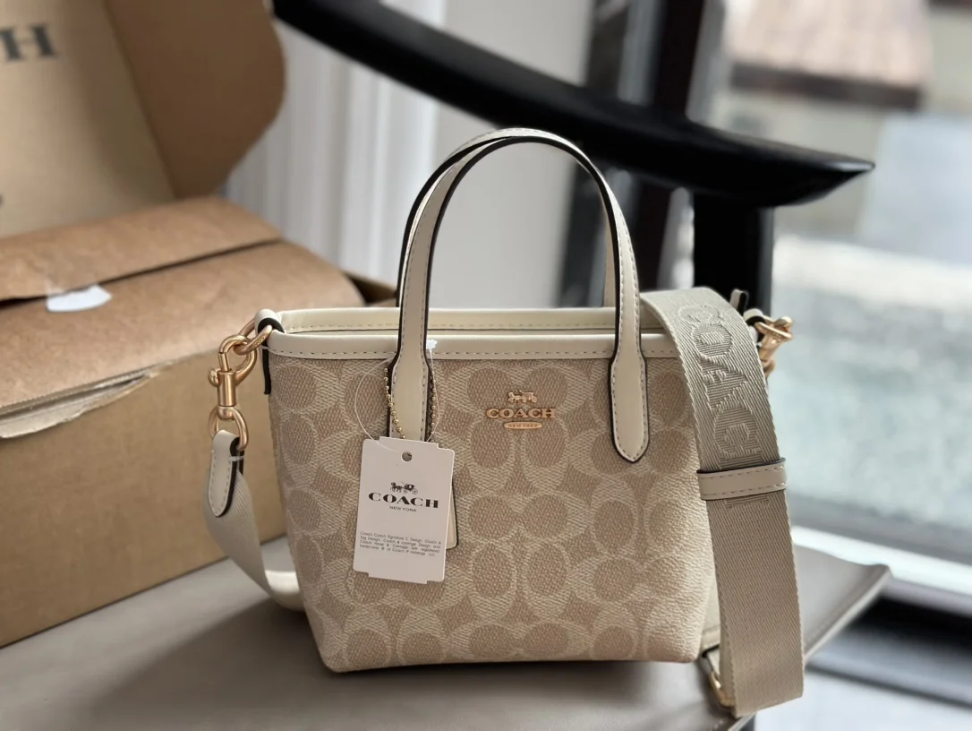 COACH Tote