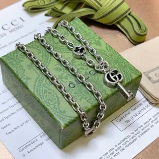 GucciThe latest Gucci necklace with thicker and thicker chain