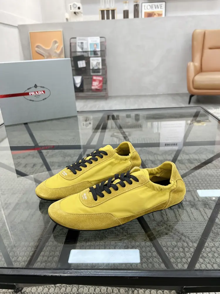 Prada casual shoes series are sold at the counter at the same time. Original configuration