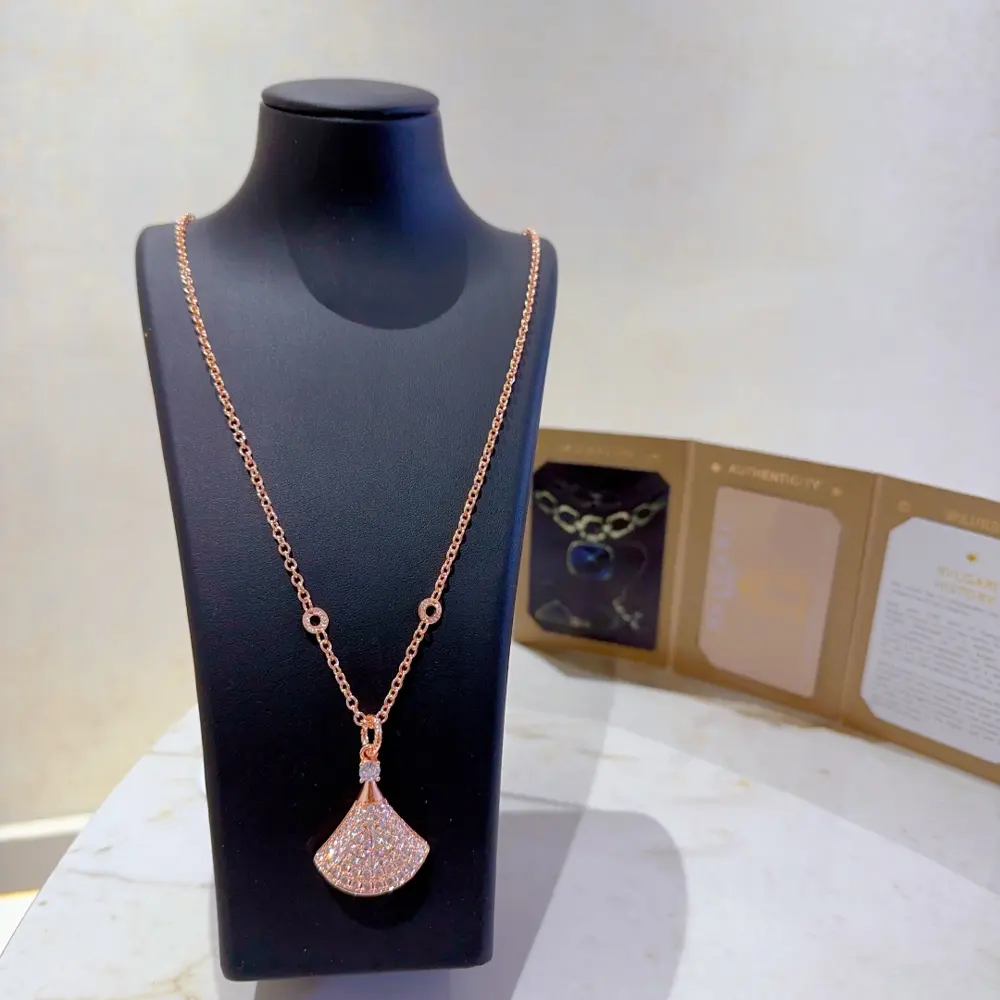 Bvlgari DIVAS’ DREAM series is in perfect condition and has invincible details. The unique