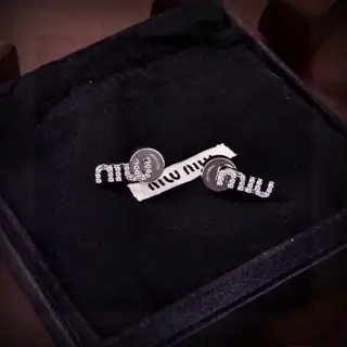 miumiu letter earrings The same brass material as the counter