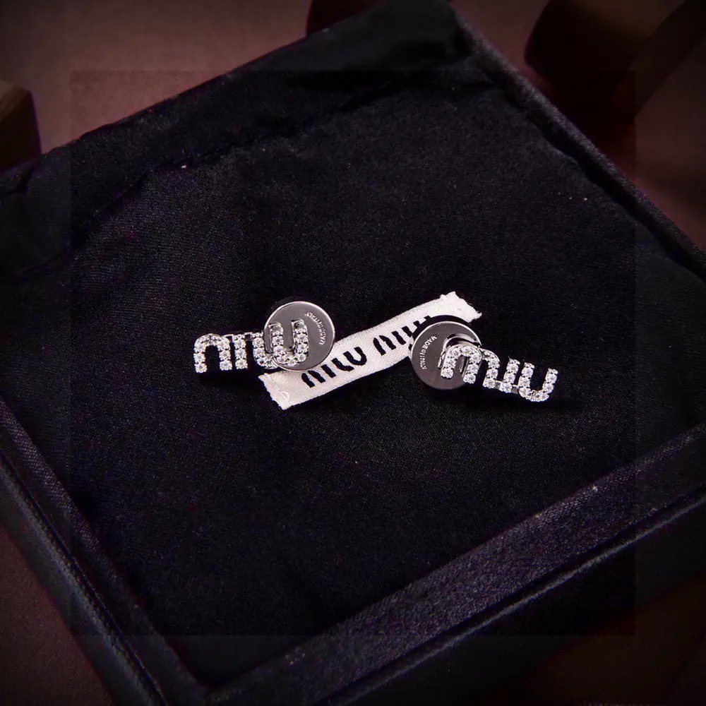 miumiu letter earrings The same brass material as the counter