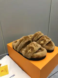 Louis Vuitton Autumn and Winter Plush Slippers Super cute