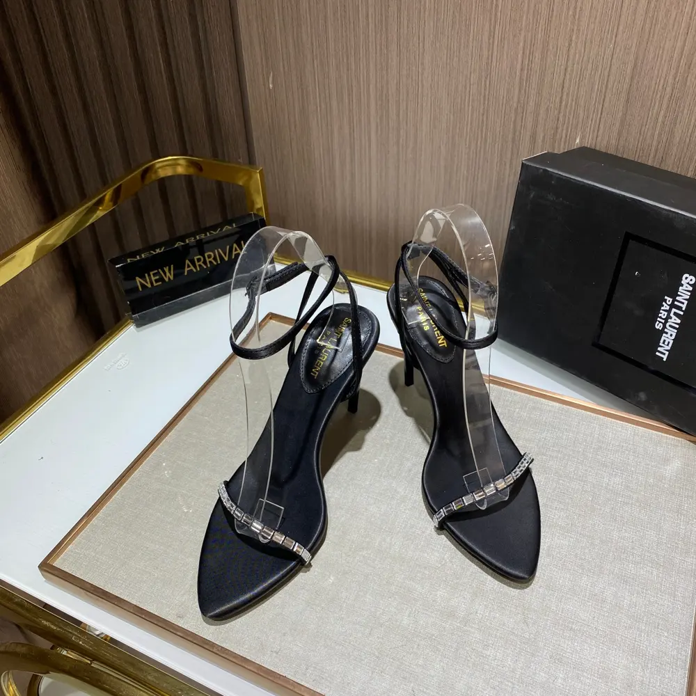 Yves Saint Laurent/New shoe style hit [fireworks]
