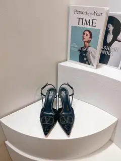 Valentino. Valentino VLogo series shoes The latest rhinestone buckle series in the counter