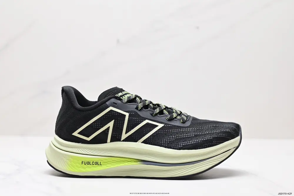 New Balance uses ultra-light and breathable 3D knitted mesh material to construct the upper MRCXCK3