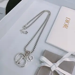 Dior necklace is a must-have for retro fashion. Both men and women can wear it. Couples’