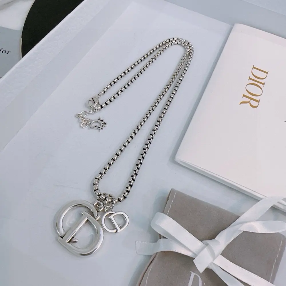 Dior necklace is a must-have for retro fashion. Both men and women can wear it. Couples’