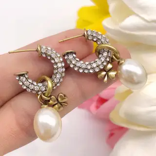 DIOR diamond-set March grass pearl earrings The same brass material as the counter