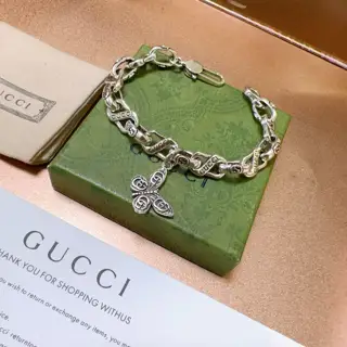The latest classic Gucci bracelet. Exquisite. Both the style and the texture are absolutely