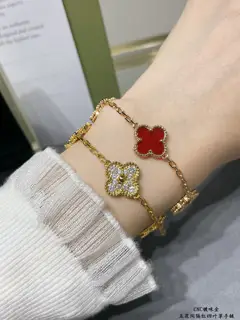 Van Cleef & Arpels Five-flowered high-grade red agate and diamond four-leaf clover bracelet
