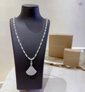 Bvlgari DIVAS’ DREAM series is in perfect condition and has invincible details. The unique