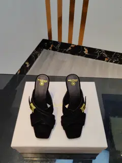 Balmain’s latest spring and summer catwalk suede high-heeled slippers