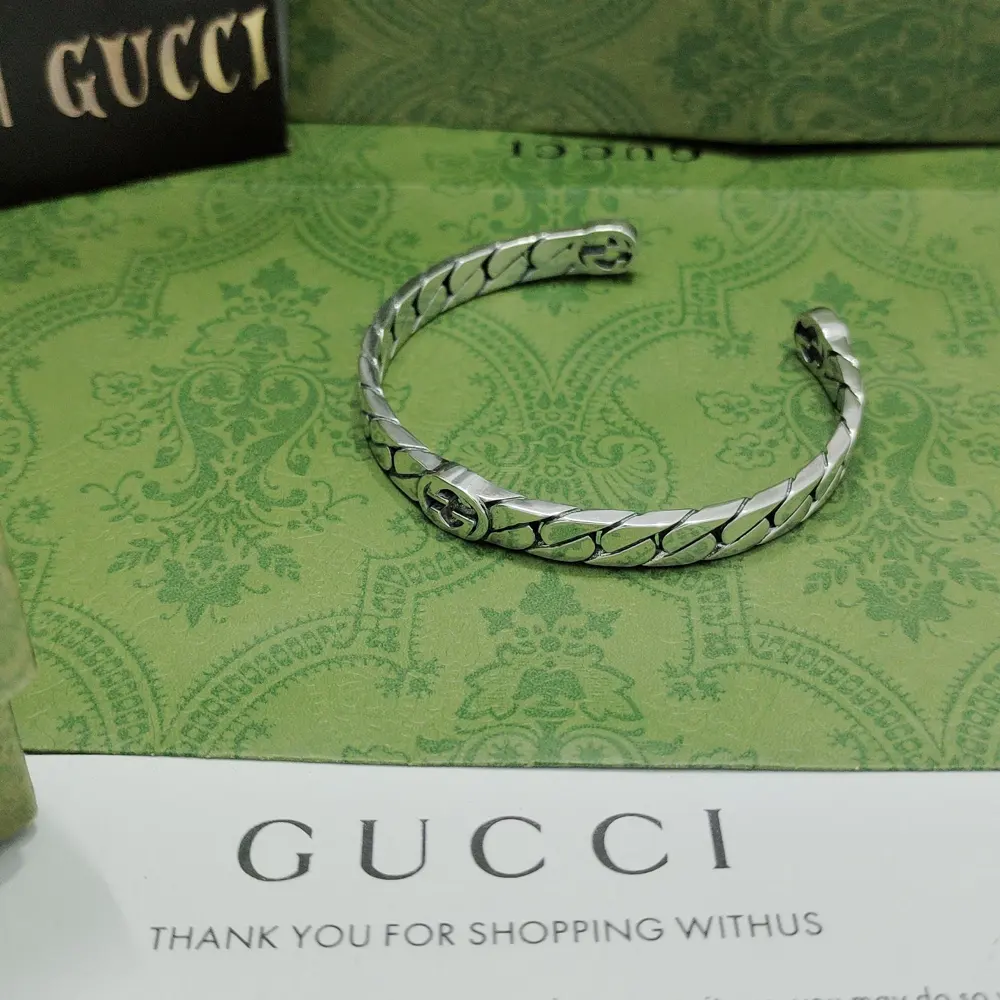 This GUcci bracelet has three Gs in a curb chain structure