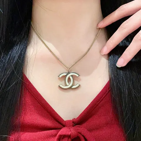 Chanel vintage necklace Chanel’s styles really need no introduction Each one is super