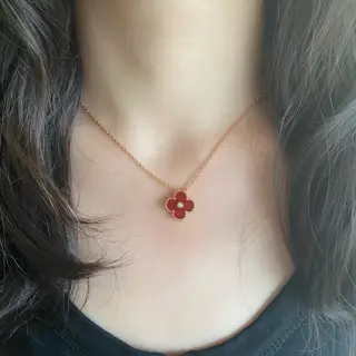 Van Cleef & Arpels high-grade agate four-leaf clover necklace with diamond backing