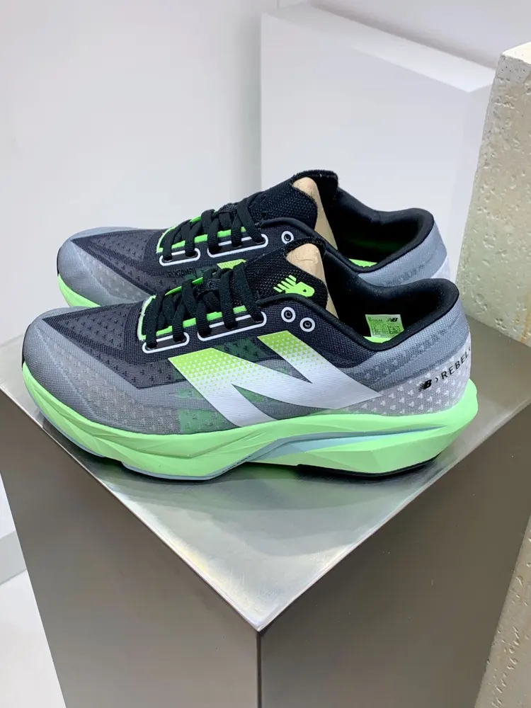 New Balance uses ultra-light and breathable 3D knitted mesh yarn material to construct the