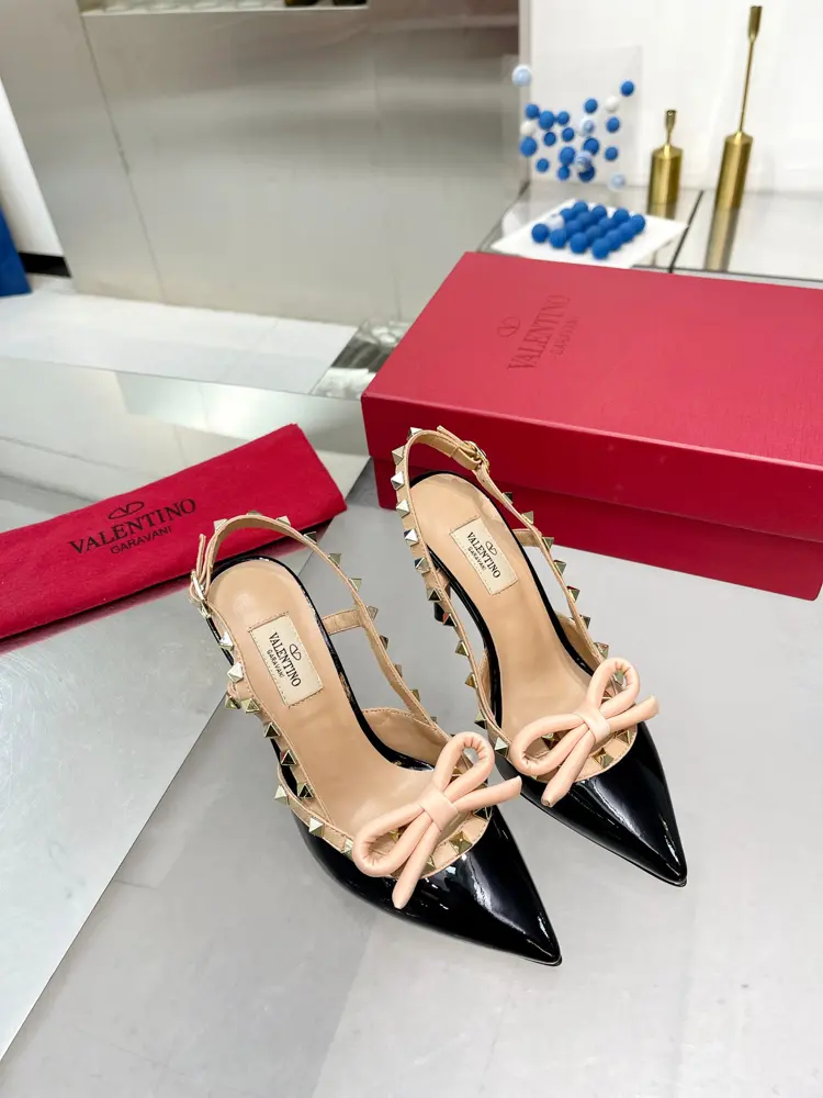Valentino. Valentino VLogo series shoes The latest rhinestone buckle series in the counter
