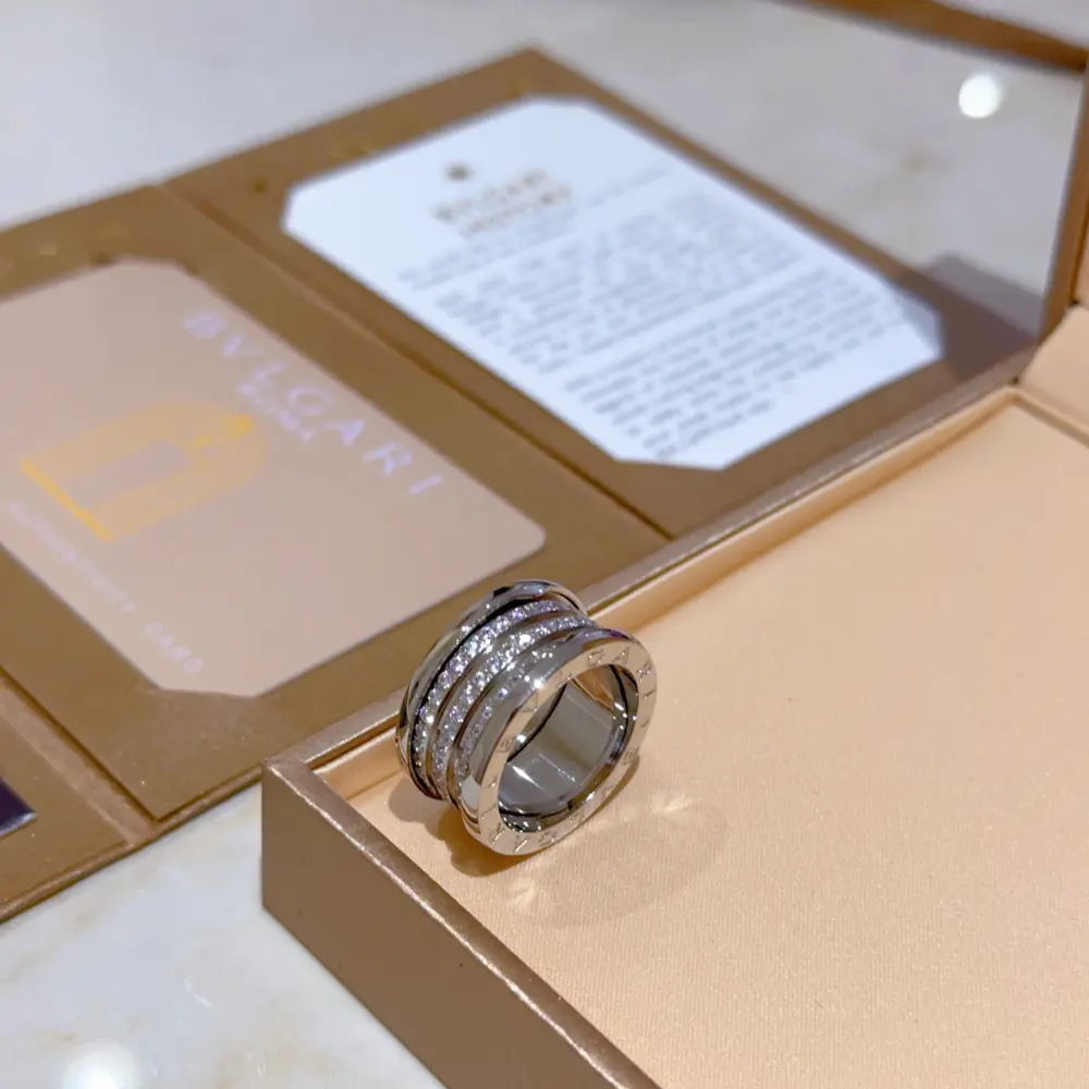 Bvlgari DIVAS’ DREAM enamel series is perfect in appearance and details. The unique color