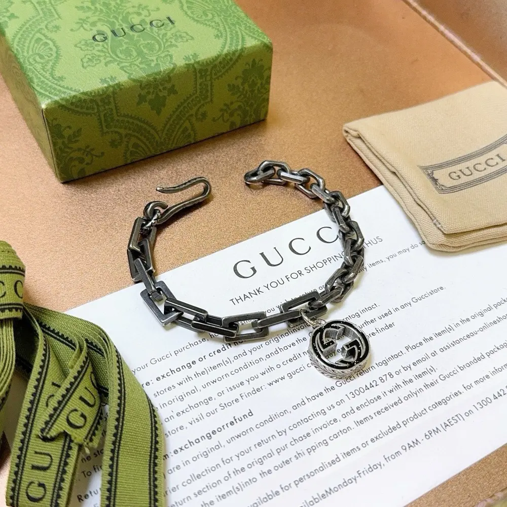 The latest classic Gucci bracelet. Exquisite. Both the style and texture are absolutely