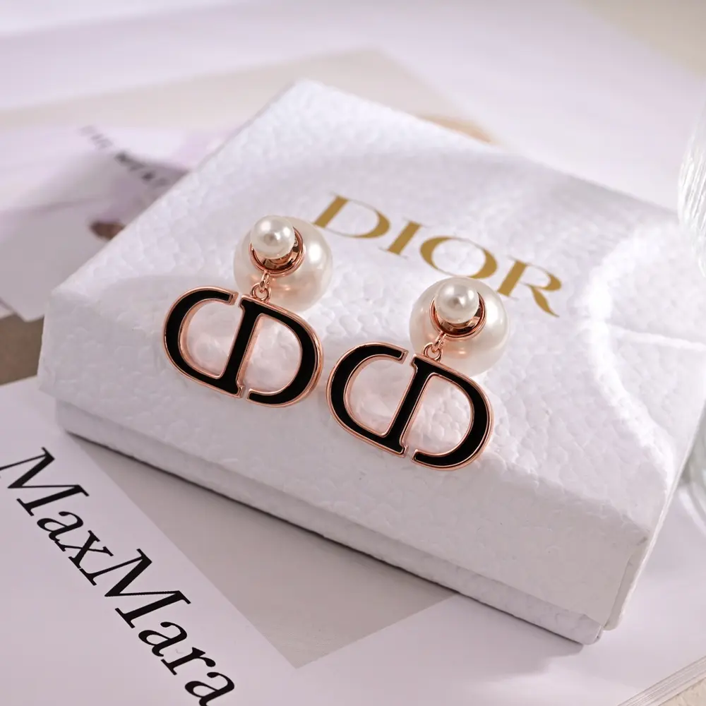Dior new style Dior new letter earrings loved by top brands. The metal texture