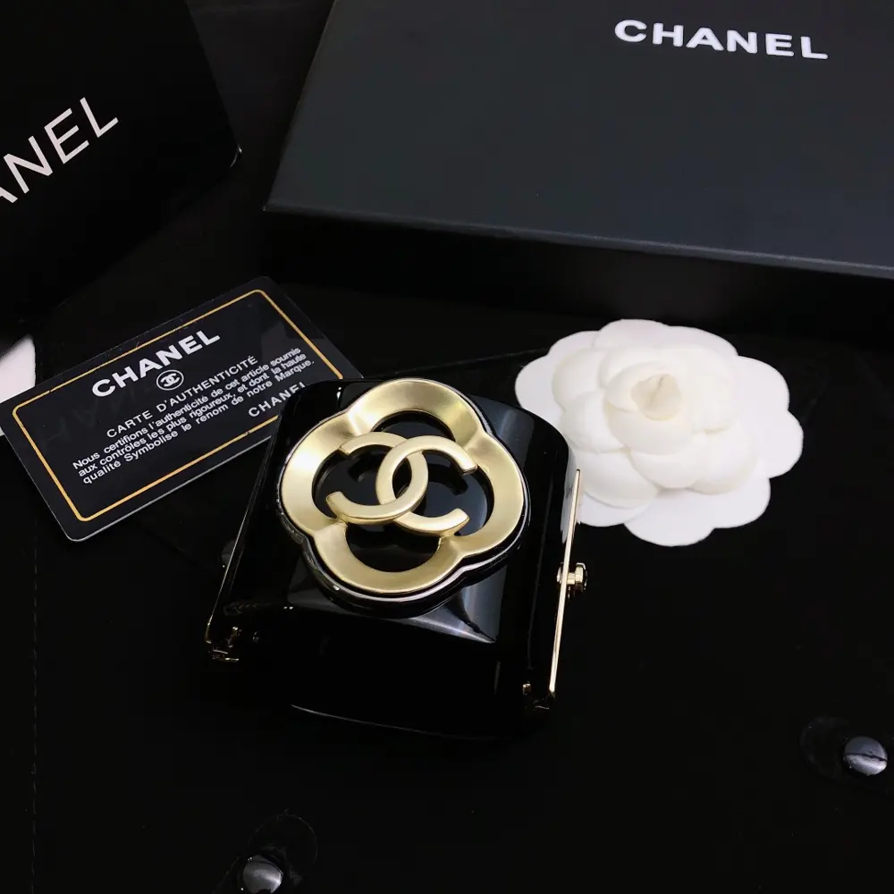 Chanel transparent black resin bracelet shipped Chanel hot-selling transparent resin wide