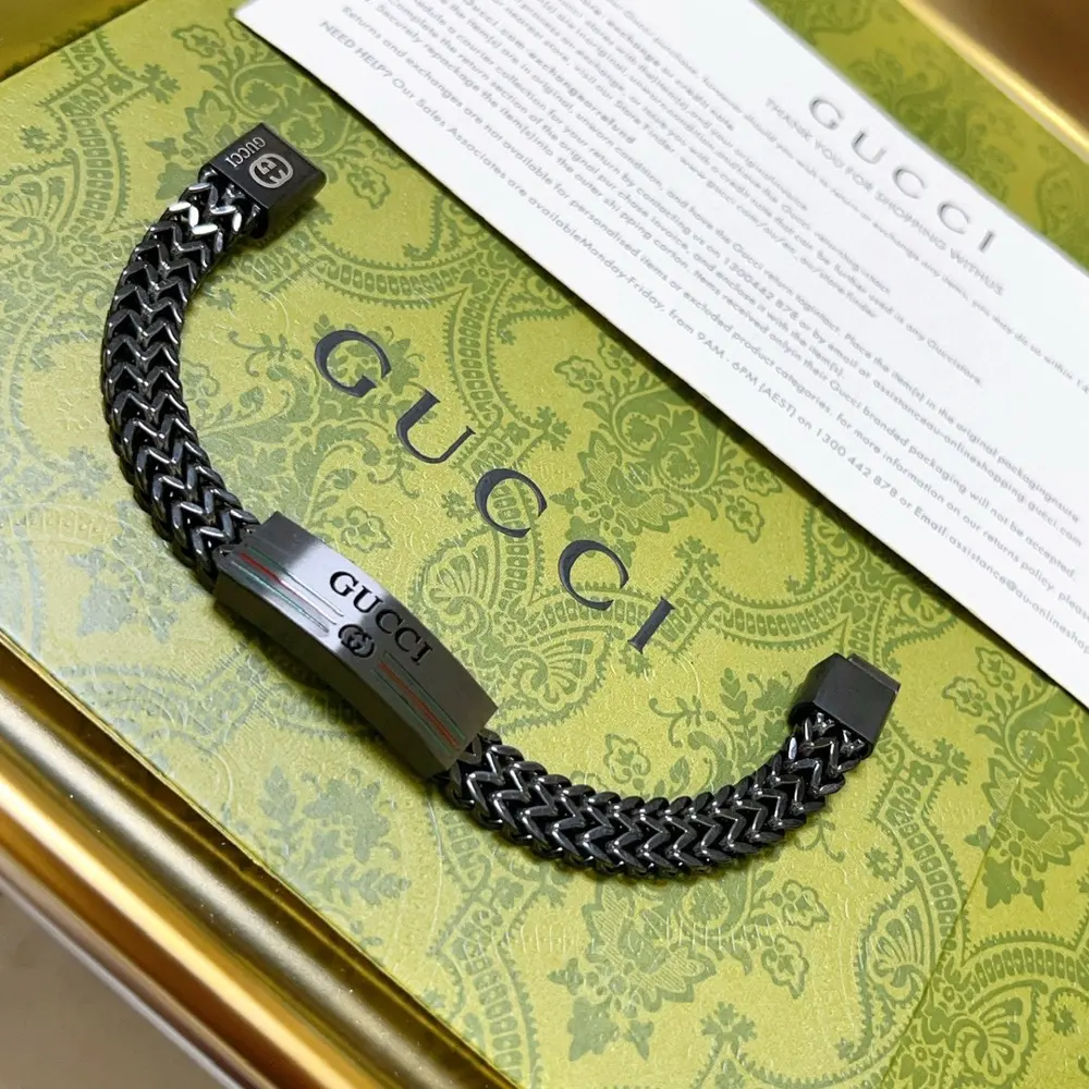 The latest classic Gucci bracelet. Exquisite. Both the style and the texture are absolutely