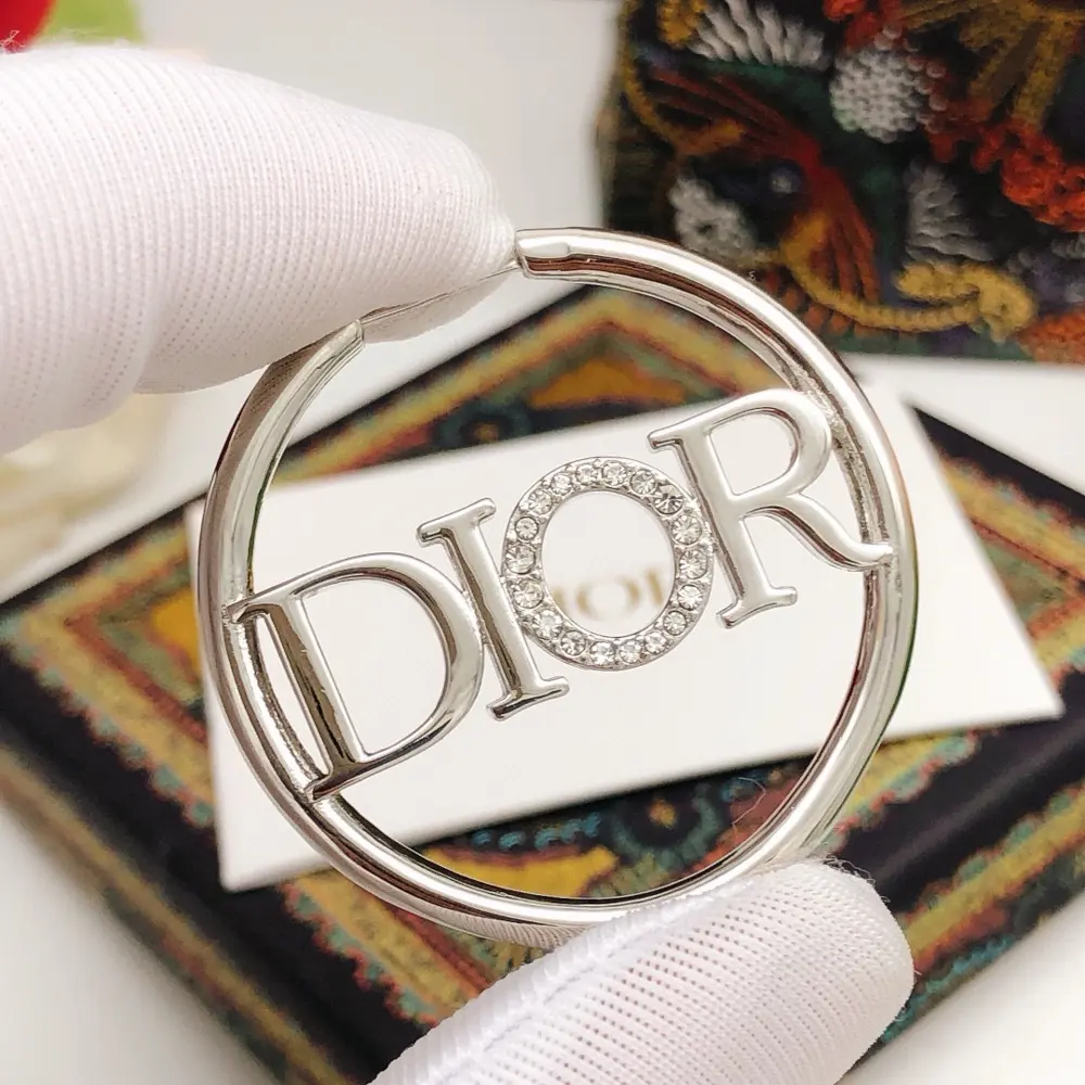 Dior’s latest model round Dior letter earrings