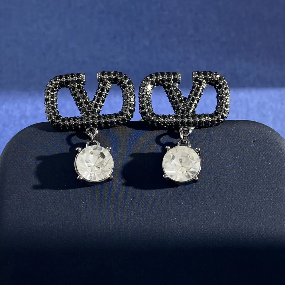 Valentino geometric hollow diamond V letter hanging single diamond round diamond earrings