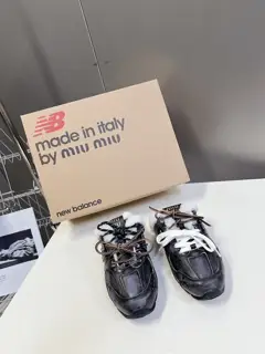 Miu Miu Miu New Balance co-branded series Dexun sports shoes have real fur lining. All