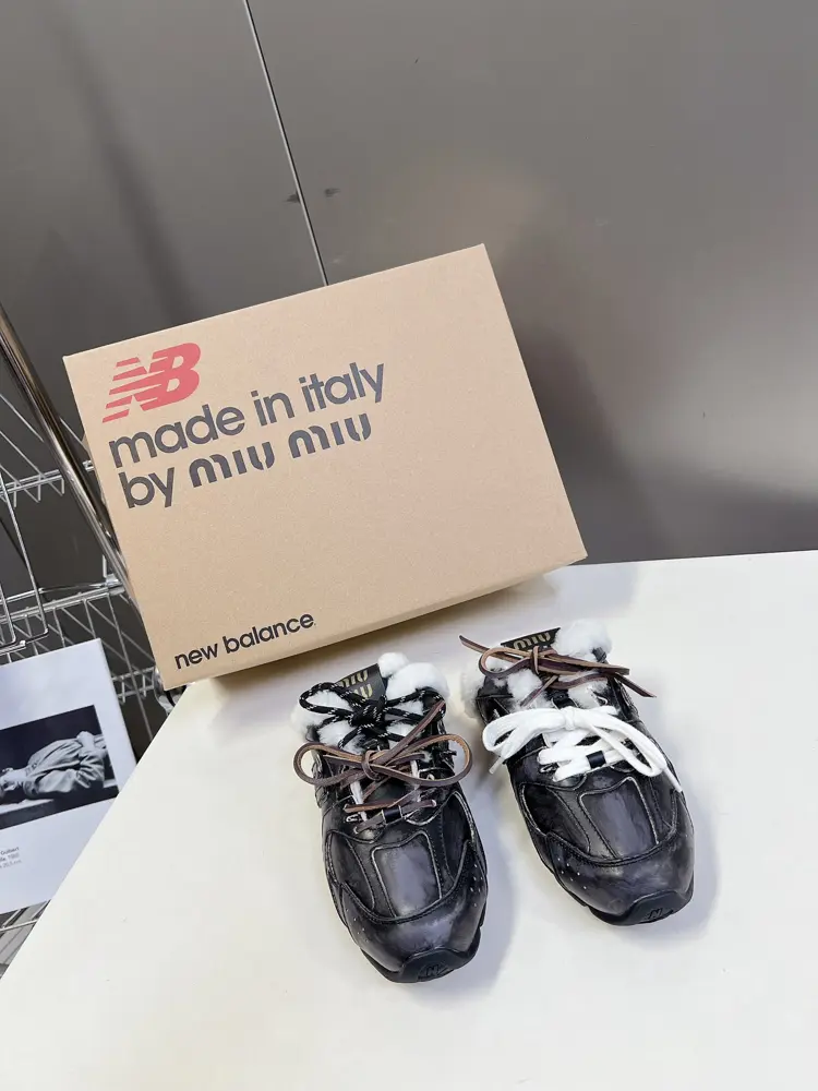Miu Miu Miu New Balance co-branded series Dexun sports shoes have real fur lining. All