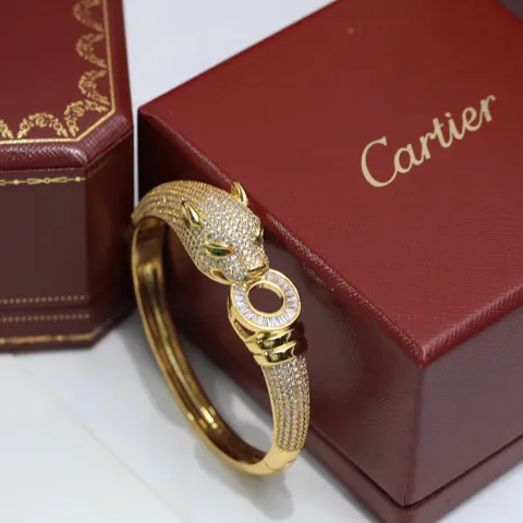 Cartier’s domineering panther head full diamond hot-selling bracelet. Louis Cartier first