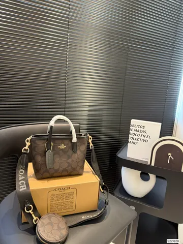 COACH Tote