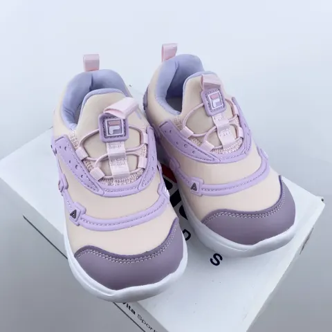 Fila caterpillar slip-on children’s shoes are light and comfortable. The slip-on design is