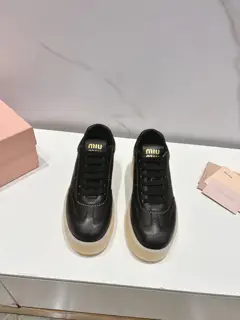 Miu Miu Miu new American retro style~popular thick-soled white shoes with good looks. A