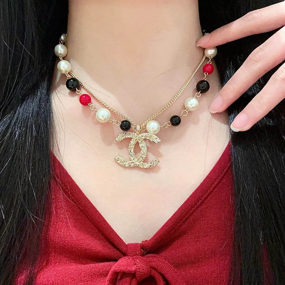 Chanel vintage necklace Chanel’s styles really need no introduction Each one is super