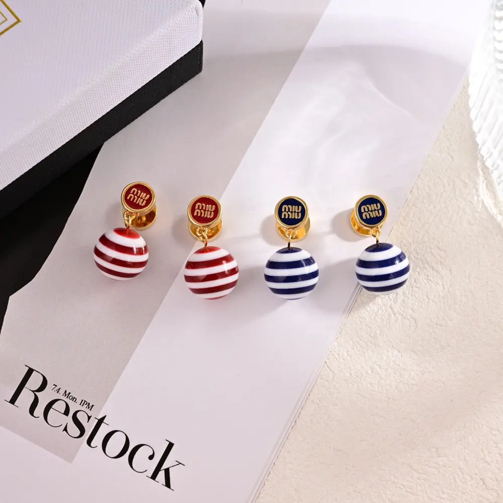 miumiu female earrings The same brass material as the counter