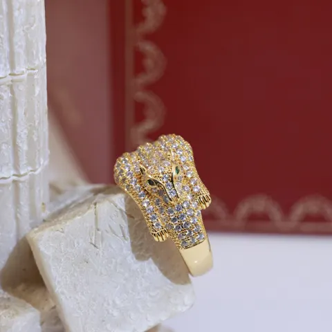 One of the symbols of the brand The latest and hottest Cartier leopard emerald ring Au