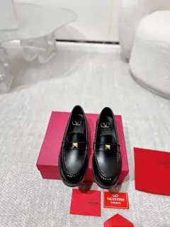 Valentino’s latest series of V-neck rivet metal element shoes
