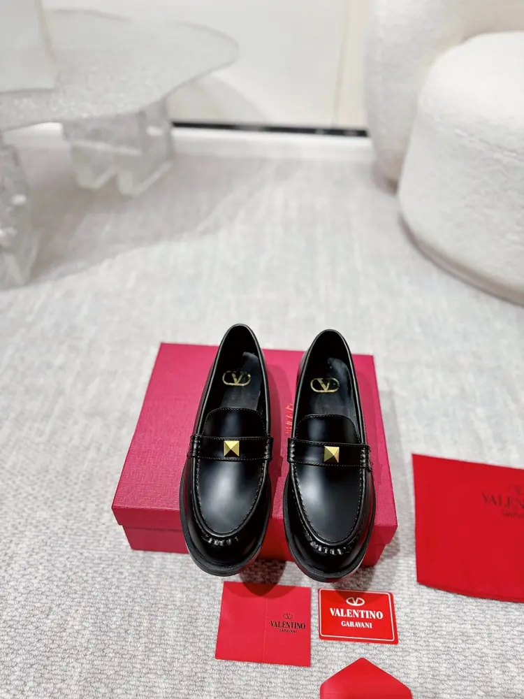 Valentino’s latest series of V-neck rivet metal element shoes