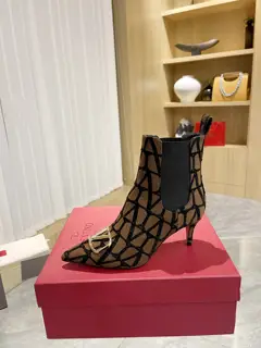 [Valentino] Valentino ~ Unique [V-mark fabric print pattern] with light gold metal