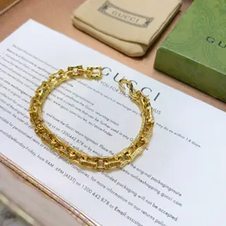 The latest classic Gucci bracelet. Exquisite. Both the style and the texture are absolutely
